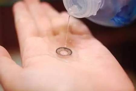 视力滑坡！这些隐形眼镜才是扮美秘籍