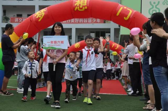 炫耀旅游，显摆装备，开学季，你攀比了吗？丨热门