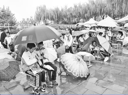 书香漫集市笑脸映村庄