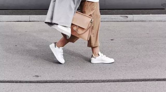 休闲九分裤搭配运动鞋好看吗,直筒九分裤怎么搭配运动鞋