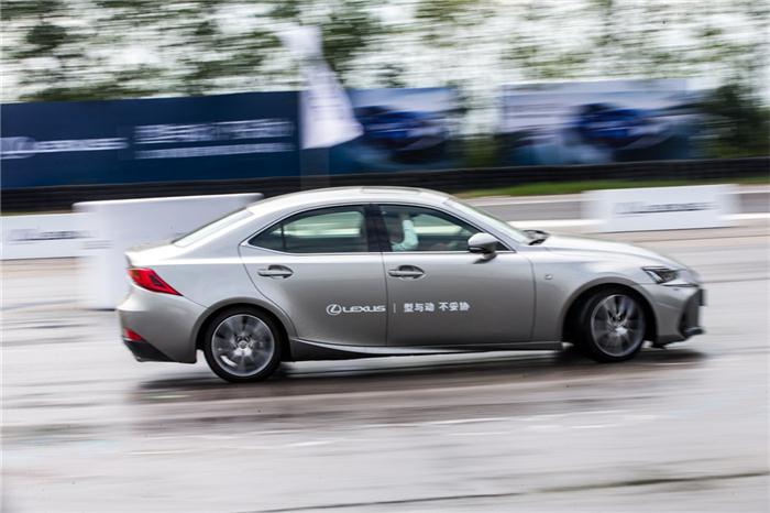 “型与动，不让步”赛道体验雷克萨斯IS