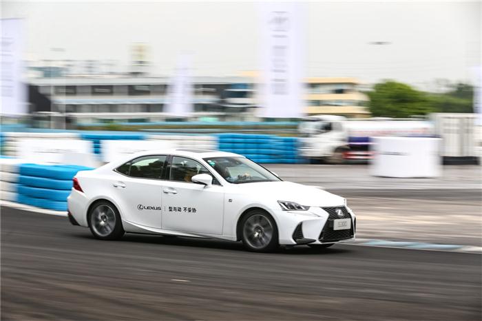 “型与动，不让步”赛道体验雷克萨斯IS