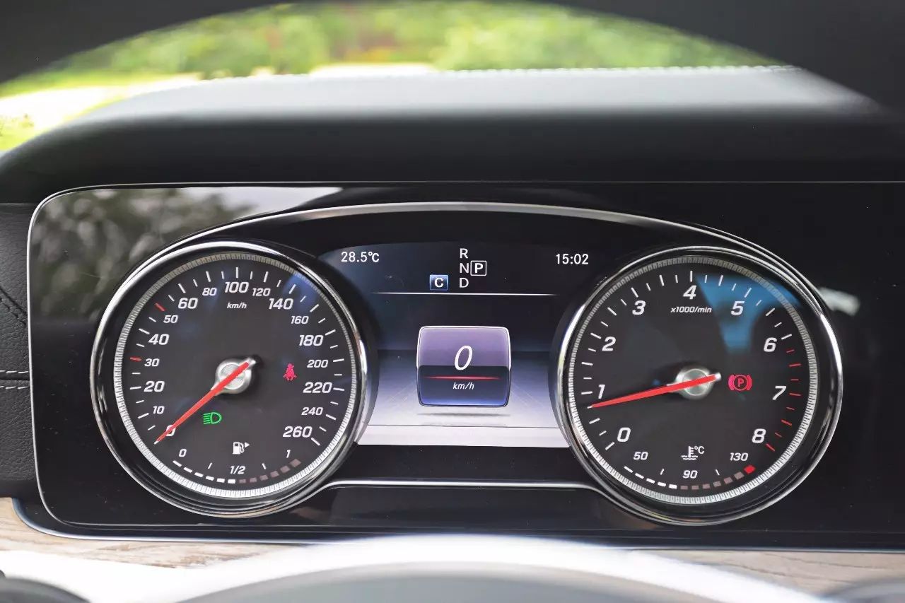 进口奔驰e2004matic敞篷轿跑车排气,2010款奔驰e200cgi二手多少钱