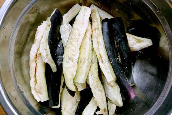 生拌茄子和青椒的独特做法,生拌茄子调汁