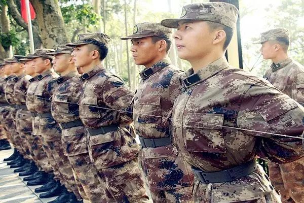 没经历过磨难不足以谈人生,没经历过军训的人