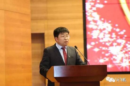 会开飞机的机器人,会开飞机的建筑师