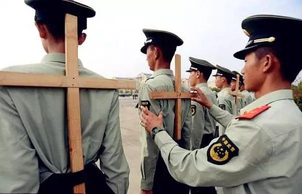 没经历过磨难不足以谈人生,没经历过军训的人