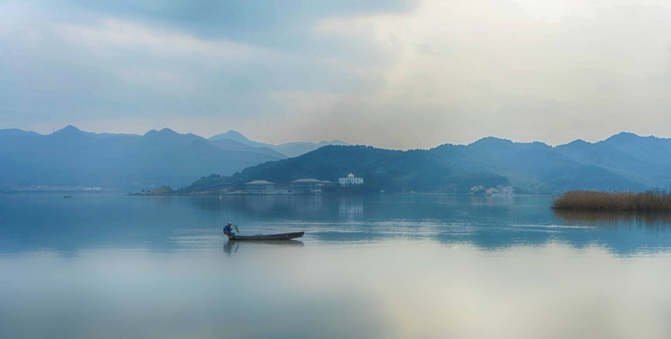 你绝对想不到，在一个唐朝古镇里，藏着大师王灏操刀的纯木客舍！