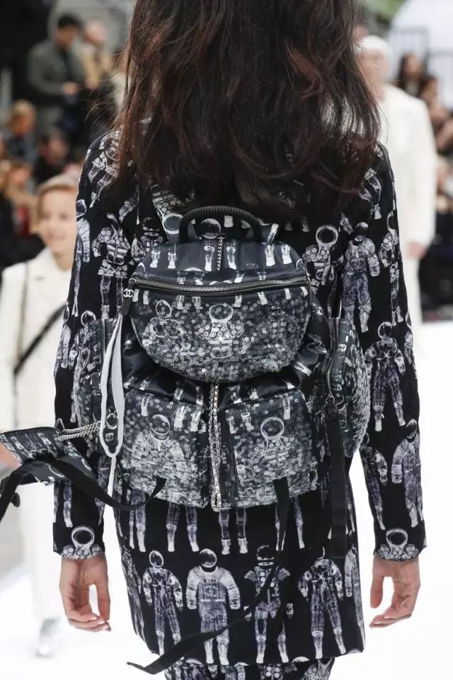 迪丽热巴包包里的东西,迪丽热巴甲壳虫包包