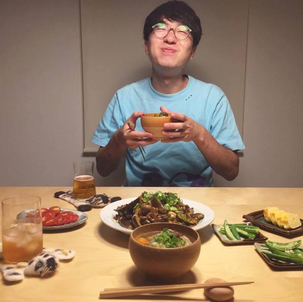 又双叒叕有一对日本小夫妻来花式撒狗粮了！只有吃到恋人用心做出的料理时才会笑得这么甜吧！