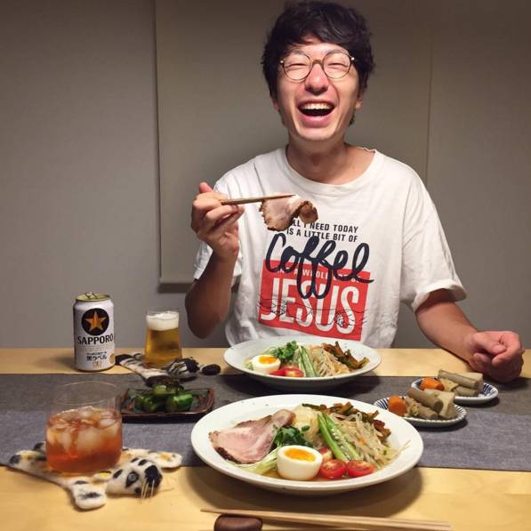 又双叒叕有一对日本小夫妻来花式撒狗粮了！只有吃到恋人用心做出的料理时才会笑得这么甜吧！