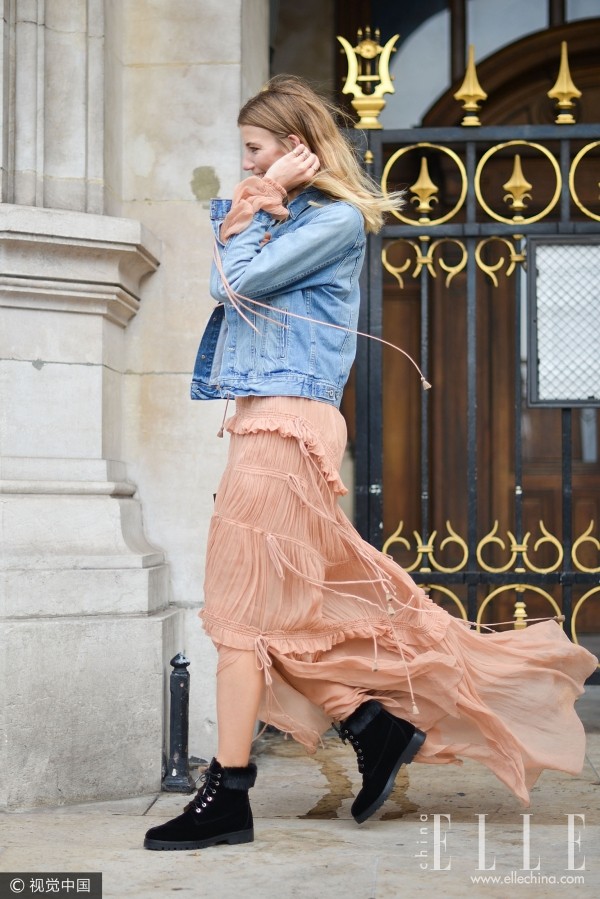 牛仔外套里穿什么,牛仔外套里穿什么比较好