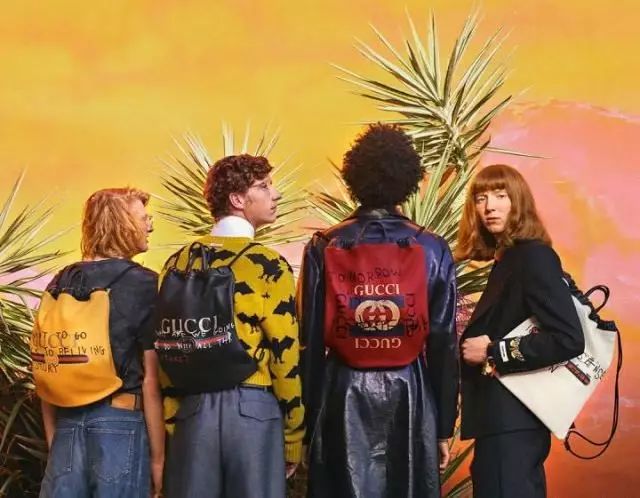 迪丽热巴包包里的东西,迪丽热巴甲壳虫包包