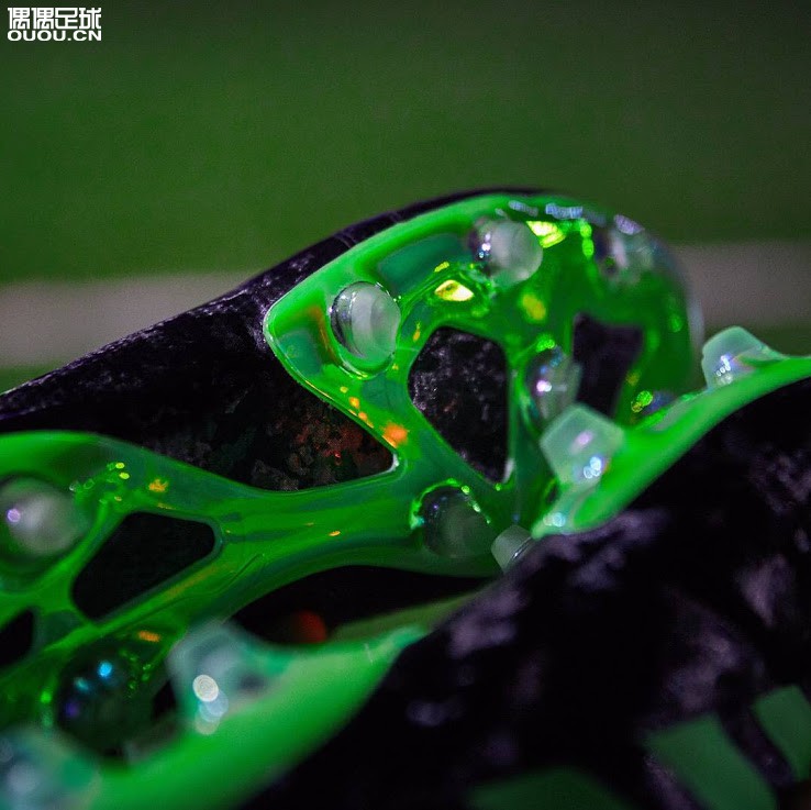 阿迪达斯GlitchHacked外靴发布