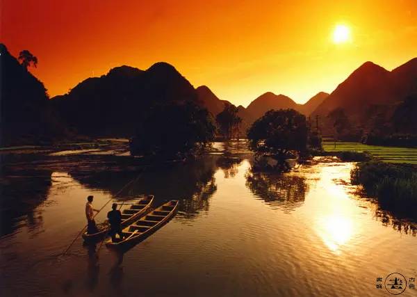 一舟独钓一江秋,一把鱼竿一壶酒一人独钓一江秋