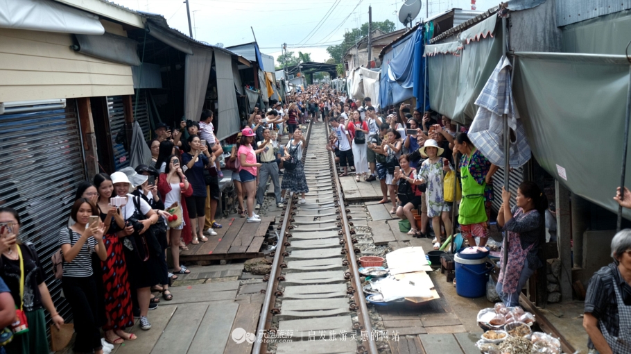 坐着小马车去赶集,坐着大巴去赶集