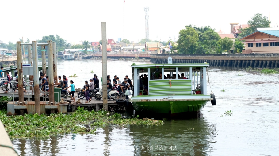 坐着小马车去赶集,坐着大巴去赶集