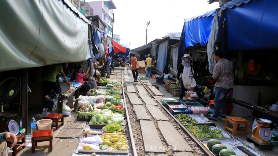 坐着小马车去赶集,坐着大巴去赶集