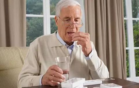 嚼服的药可以温水送服吗,吃药可以热水送服吗