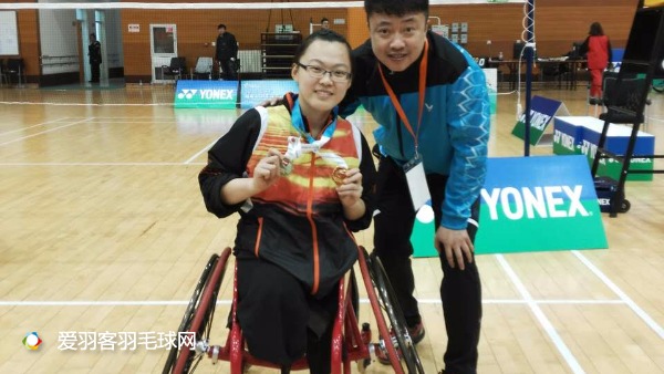 看看这群人的坚持，你敢说你比他们更热爱羽毛球吗？