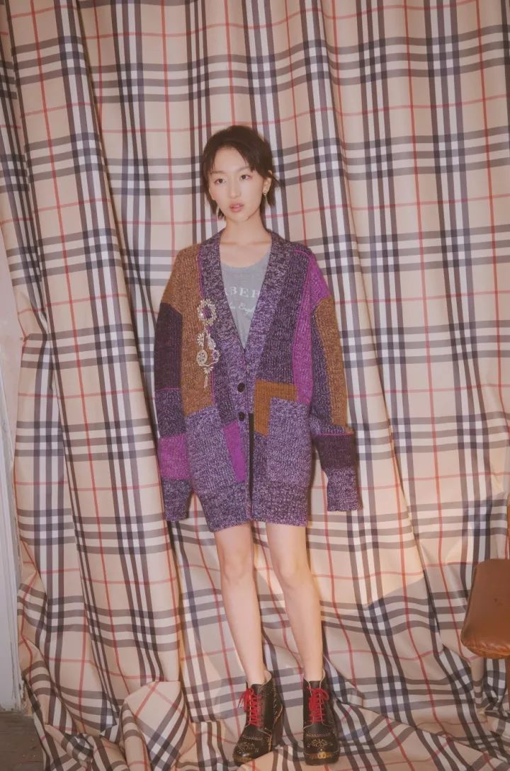 咖色毛衣搭配什么颜色外套最佳,开衫毛衣外套时髦洋气怎么搭配