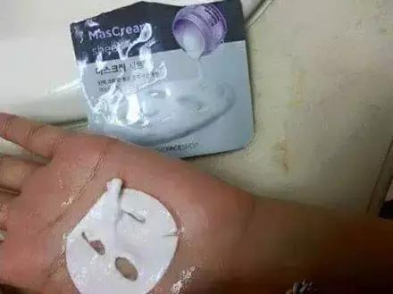 网购时商家送了个小面膜，没想这么小，给猫试了下，这~