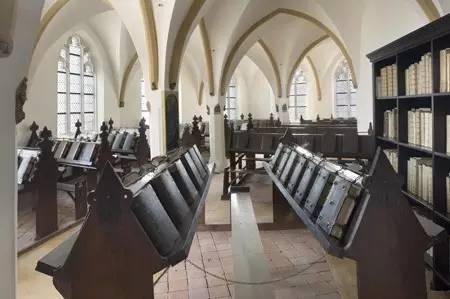 学城图书馆的书架上为什么挂满铁链？