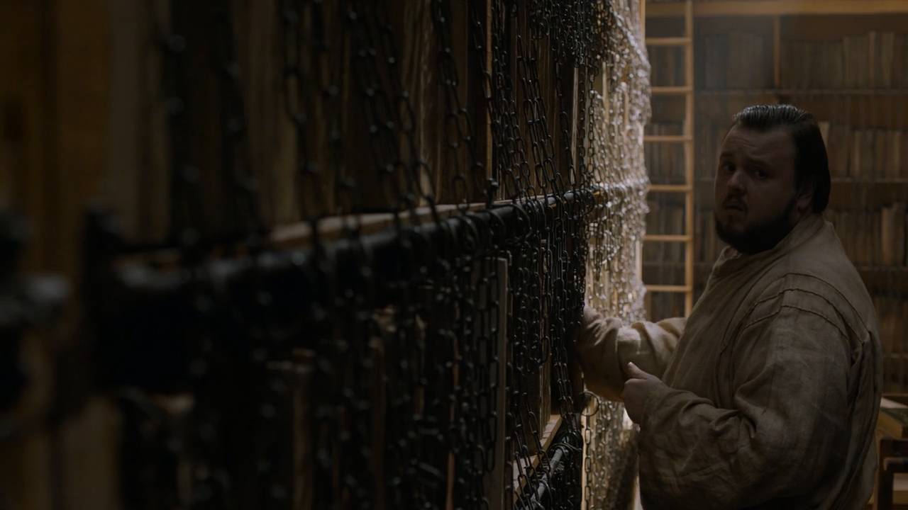 学城图书馆的书架上为什么挂满铁链？