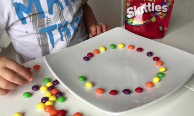 把彩虹糖摆成一个圈,把彩虹糖摆成一个圆往中间倒点水