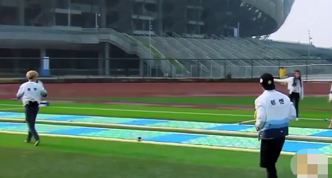 热巴乔欣鹿晗,鹿晗当众给关晓彤秀球技