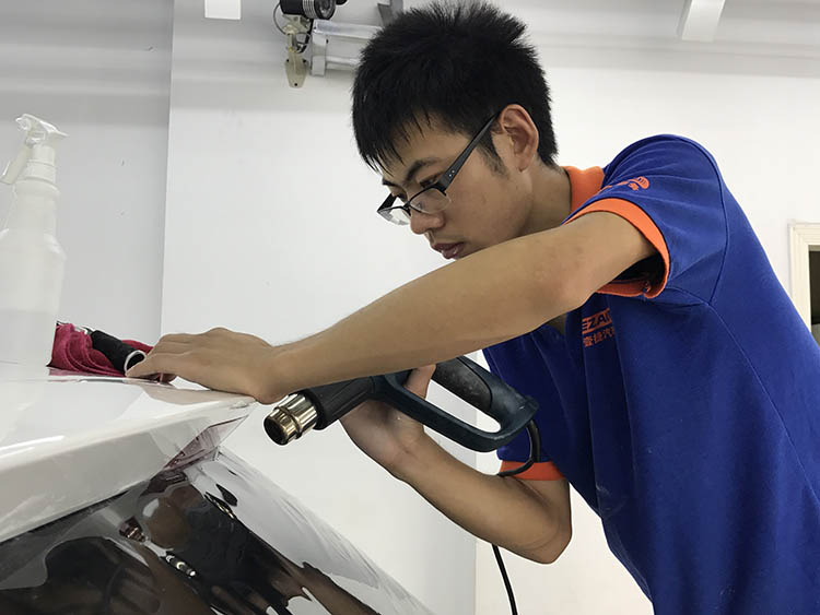 贴膜贵还是喷漆贵,汽车价格昂贵