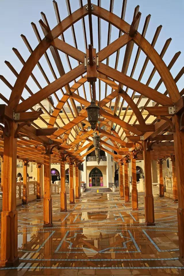 迪拜，一边是黄金，一边是黄土