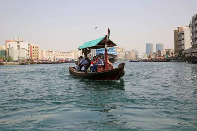 迪拜，一边是黄金，一边是黄土