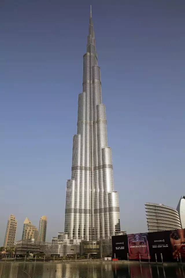 迪拜，一边是黄金，一边是黄土