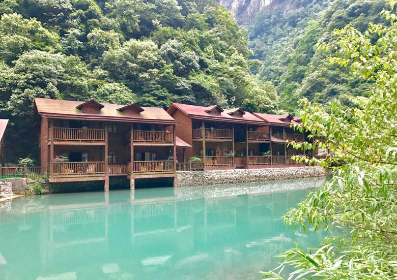 神龙峡漂流一个船可以坐几个人,新兴天露山梅溪古镇神龙峡漂流