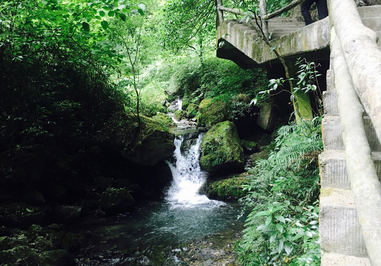 神龙峡漂流一个船可以坐几个人,新兴天露山梅溪古镇神龙峡漂流