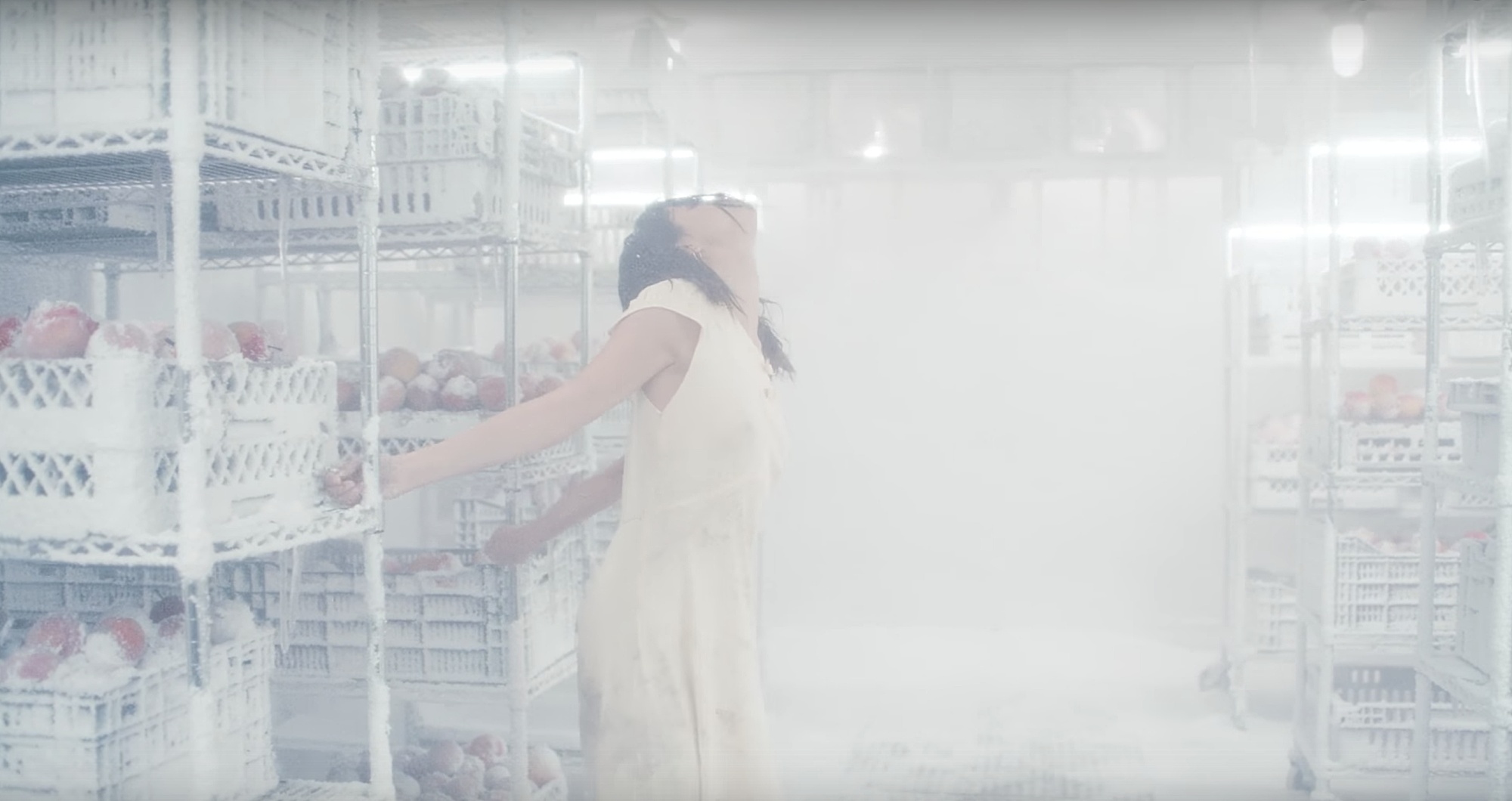 艺术家“画蜜桃”的时候可没想到，你们会带“有色”的想法