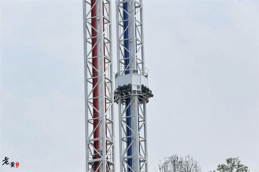 重庆欢乐谷，这个项目让你秒湿全身，40°这么玩才酣畅