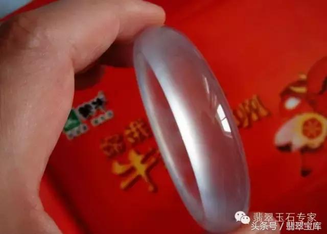 清代玻璃种五彩“翡翠”手镯现世，卖一个亿你说过不过分？