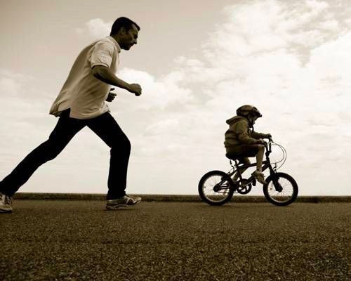 骑自行车时，蹬车、捏闸、响铃用英文怎么说？