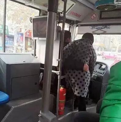 初春时节，西伯利亚寒气袭人，a国间谍史密夫执行任务时，失手被擒，其后被关在高原上的木屋内