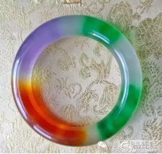 清代玻璃种五彩“翡翠”手镯现世，卖一个亿你说过不过分？