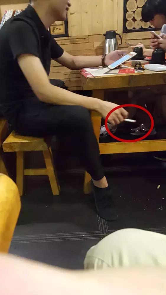 「曝光台」无视病人健康！某医院保安在大门口吸烟