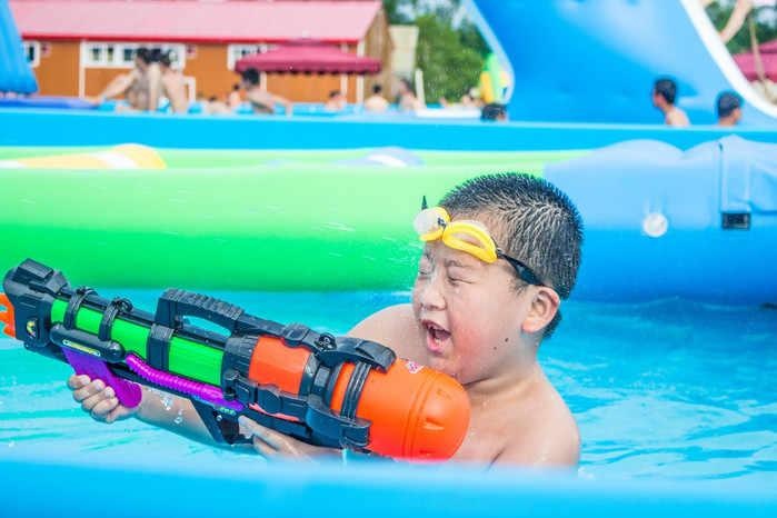 一个、两个非洲友人都晒中暑了，妈妈我要去巴伐利亚避暑