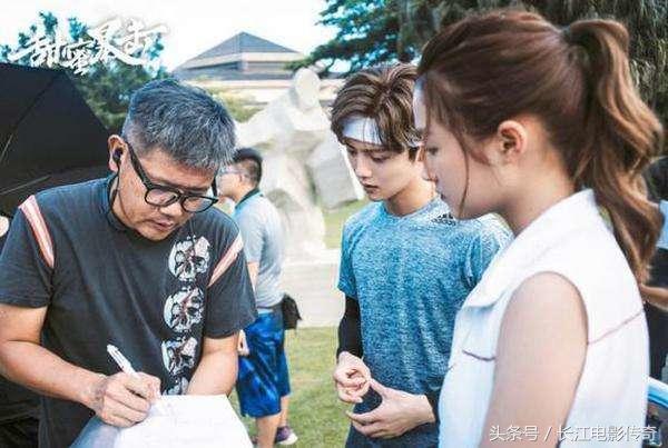 甜蜜暴击鹿晗关晓彤偷偷接吻花絮,甜蜜暴击鹿晗关晓彤接吻现场花絮