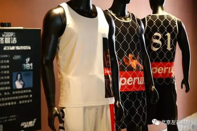 时尚与运动的跨界融合，“设计师眼中的球衣展”上海开幕