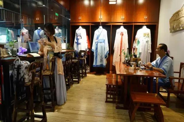 鑸屽皷涓婄殑鍗楅棬,鑸屽皷涓婄殑鍗楅棬缇庨鍥㈣喘