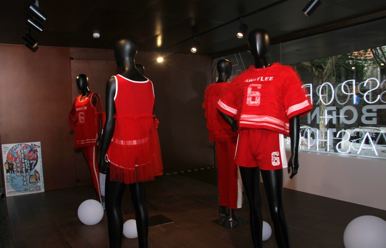 时尚与运动的跨界融合，“设计师眼中的球衣展”上海开幕