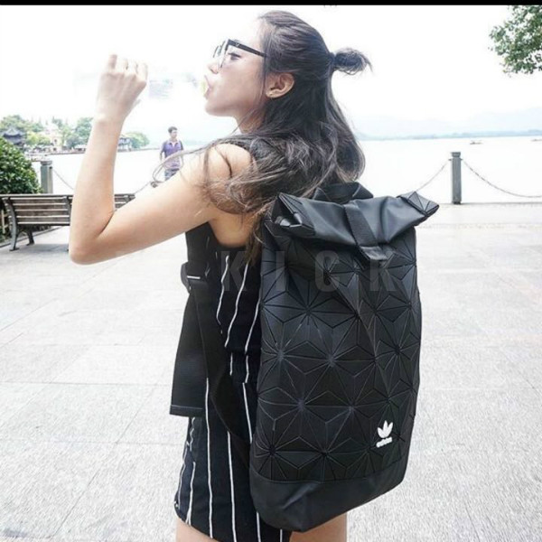 adidas三叶草和三道杠的双肩包,adidas双肩包三叶草