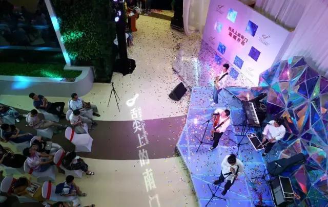 鑸屽皷涓婄殑鍗楅棬,鑸屽皷涓婄殑鍗楅棬缇庨鍥㈣喘